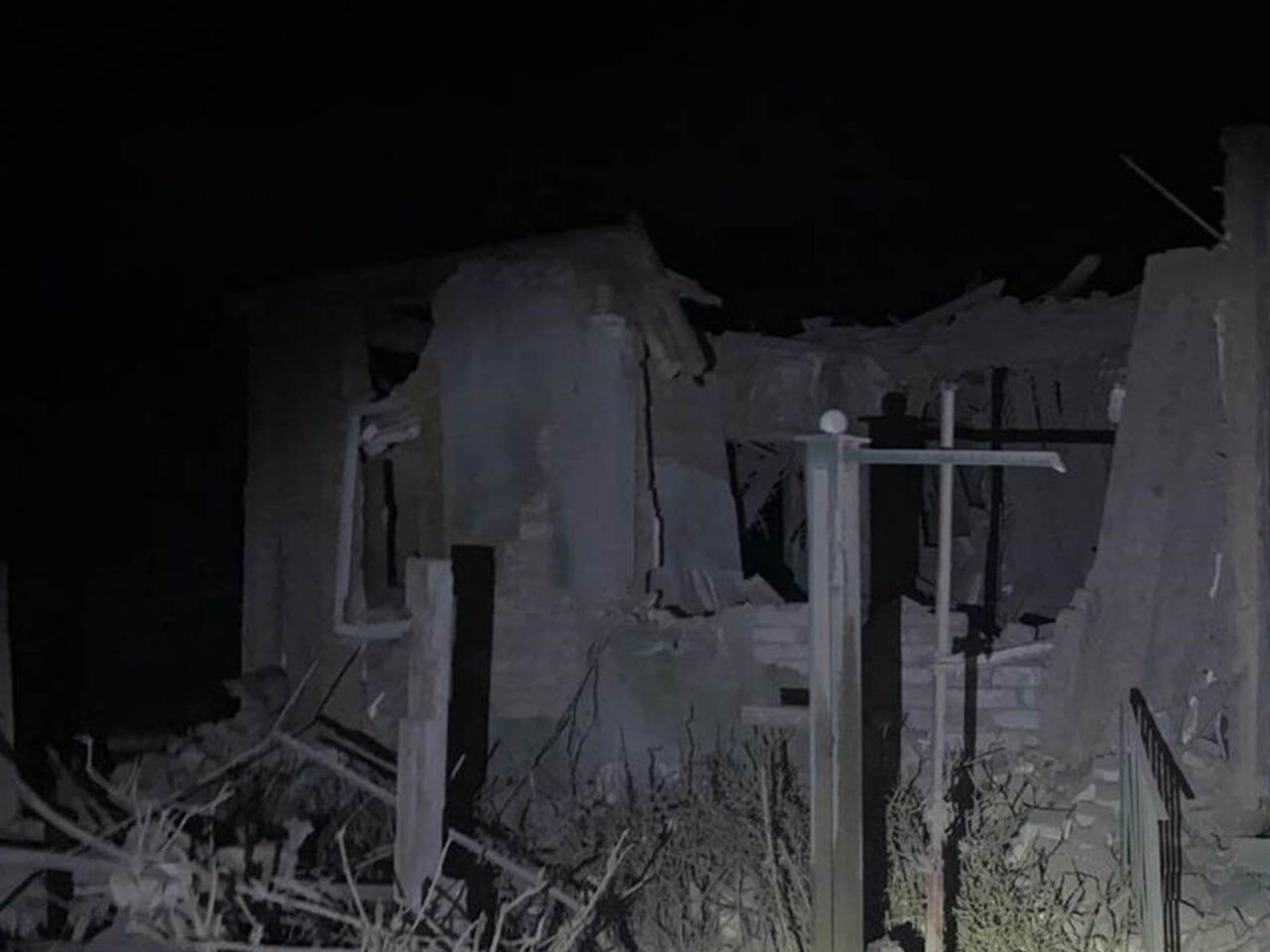 Ворог скинув авіабомбу на будинки в Костянтинівці: загинула жінка, троє поранених. Фото