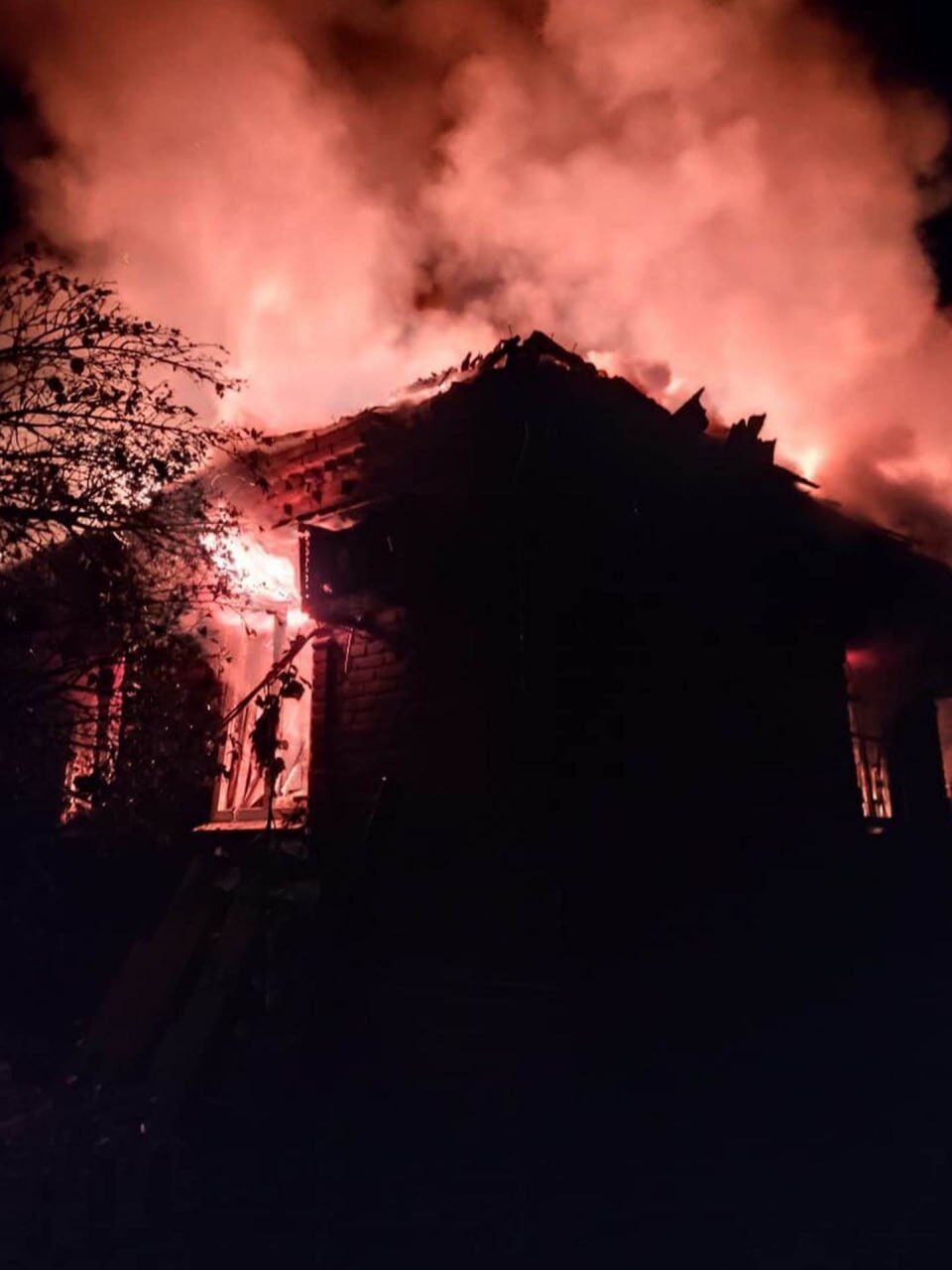 Ворог скинув авіабомбу на будинки в Костянтинівці: загинула жінка, троє поранених. Фото