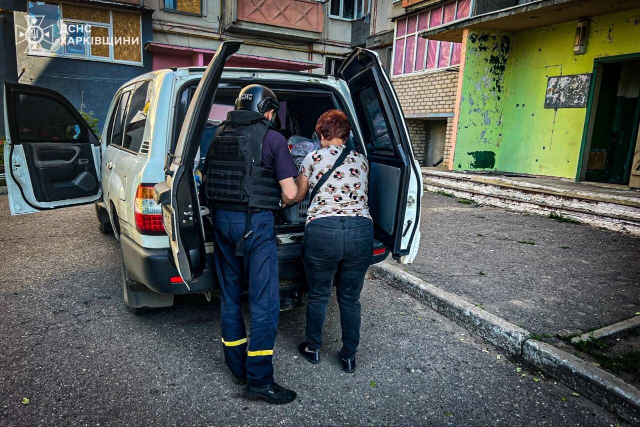 На Харьковщине из-под вражеских обстрелов эвакуировали шестерых гражданских: людей вывезли на бронированном авто. Фото