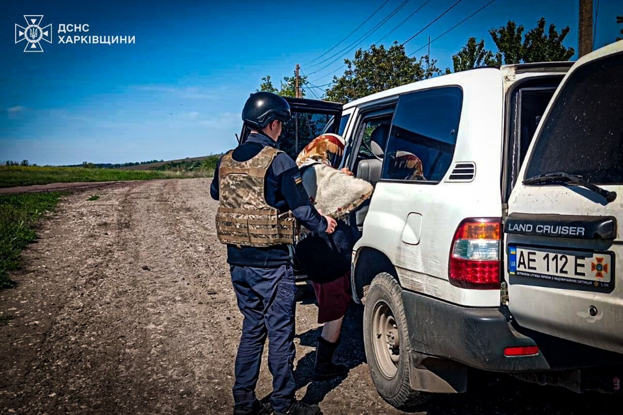На Харьковщине из-под вражеских обстрелов эвакуировали шестерых гражданских: людей вывезли на бронированном авто. Фото