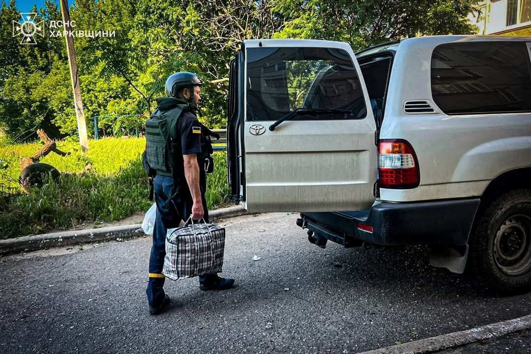 На Харьковщине из-под вражеских обстрелов эвакуировали шестерых гражданских: людей вывезли на бронированном авто. Фото