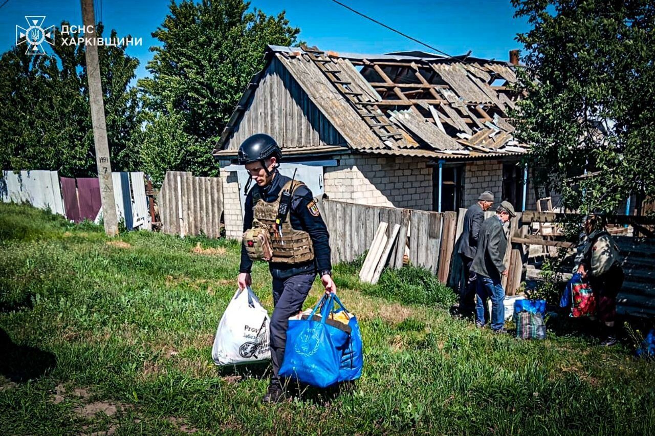 На Харьковщине из-под вражеских обстрелов эвакуировали шестерых гражданских: людей вывезли на бронированном авто. Фото