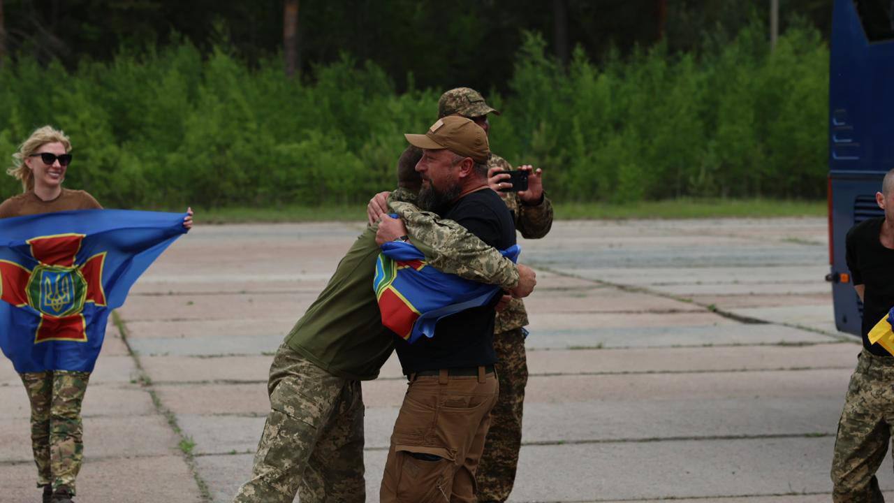 Ще 307 захисників удома: в Україну повернулись бійці ЗСУ, Нацгвардії та ДПСУ. Всі подробиці і фото
