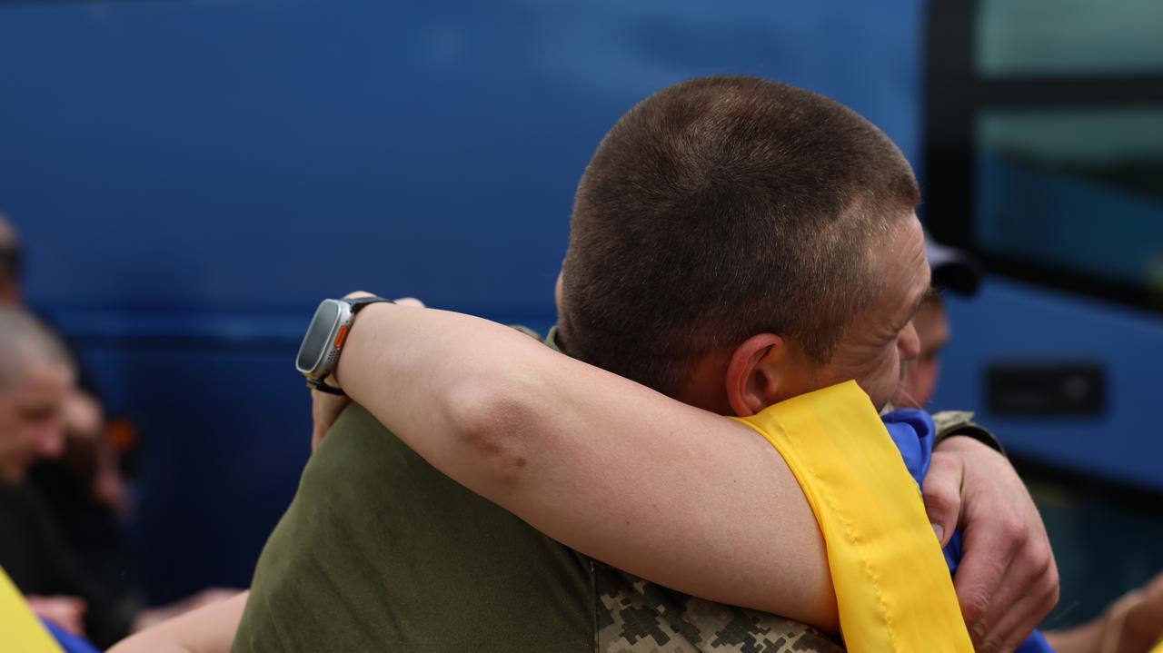 Ще 307 захисників удома: в Україну повернулись бійці ЗСУ, Нацгвардії та ДПСУ. Всі подробиці і фото