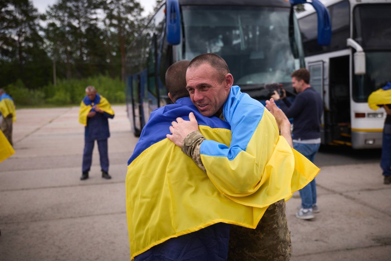 Ще 307 захисників удома: в Україну повернулись бійці ЗСУ, Нацгвардії та ДПСУ. Всі подробиці і фото