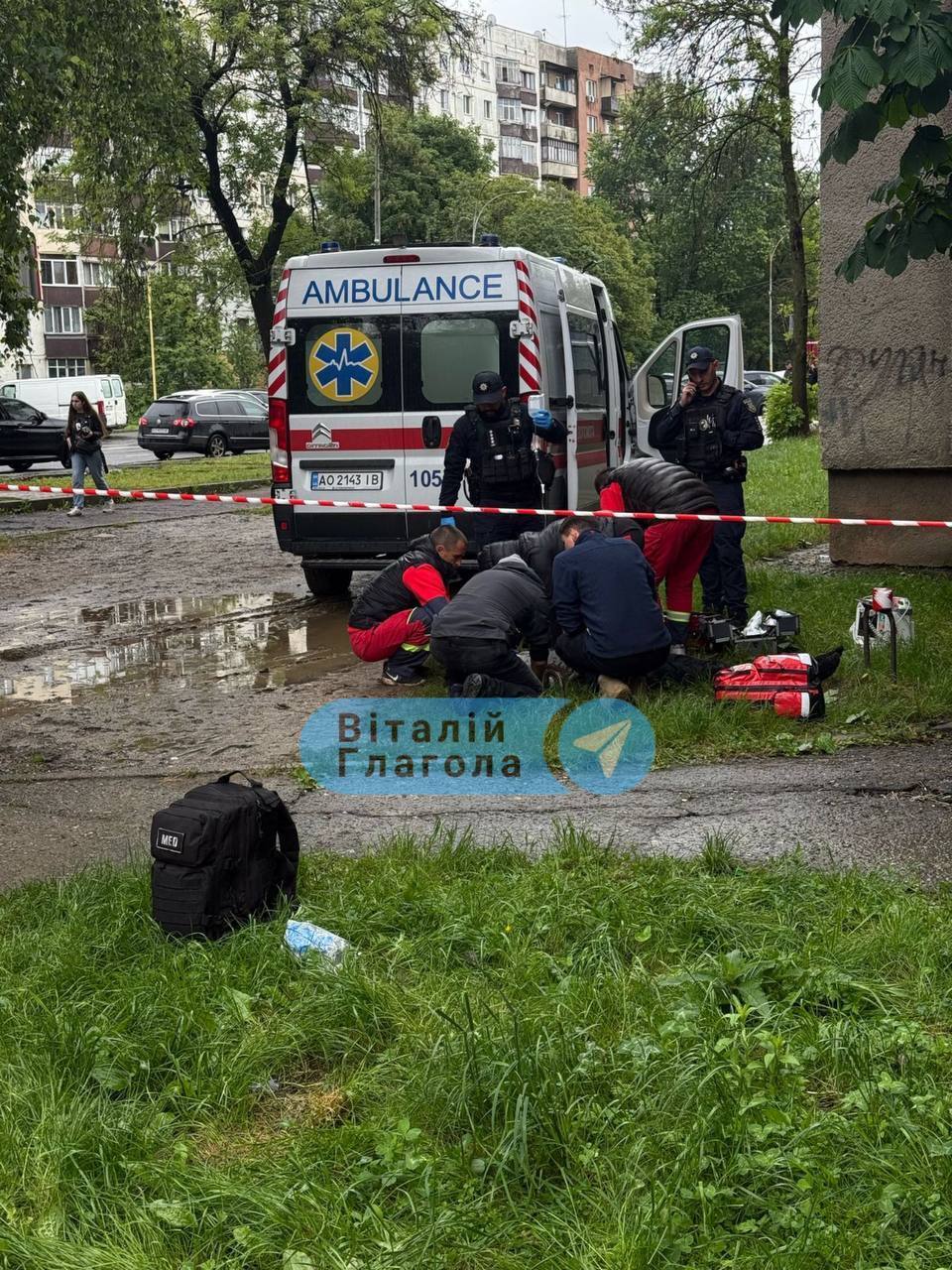 Был убежден, что не сдал НМТ: в Ужгороде студент колледжа выбросился с шестого этажа общежития и умер. Фото и видео