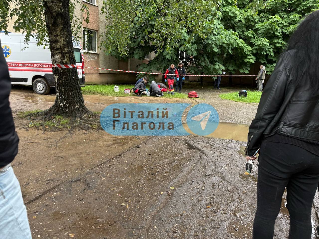 Был убежден, что не сдал НМТ: в Ужгороде студент колледжа выбросился с шестого этажа общежития и умер. Фото и видео
