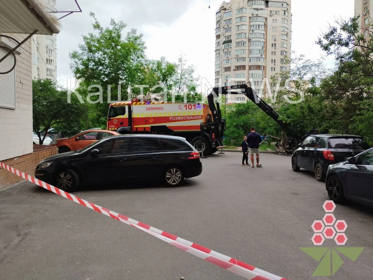 У Києві на Оболоні у двір багатоповерхівки впав уламок російської ракети. Фото uriqzeiqqiuhant uridzqiuhidqrhab