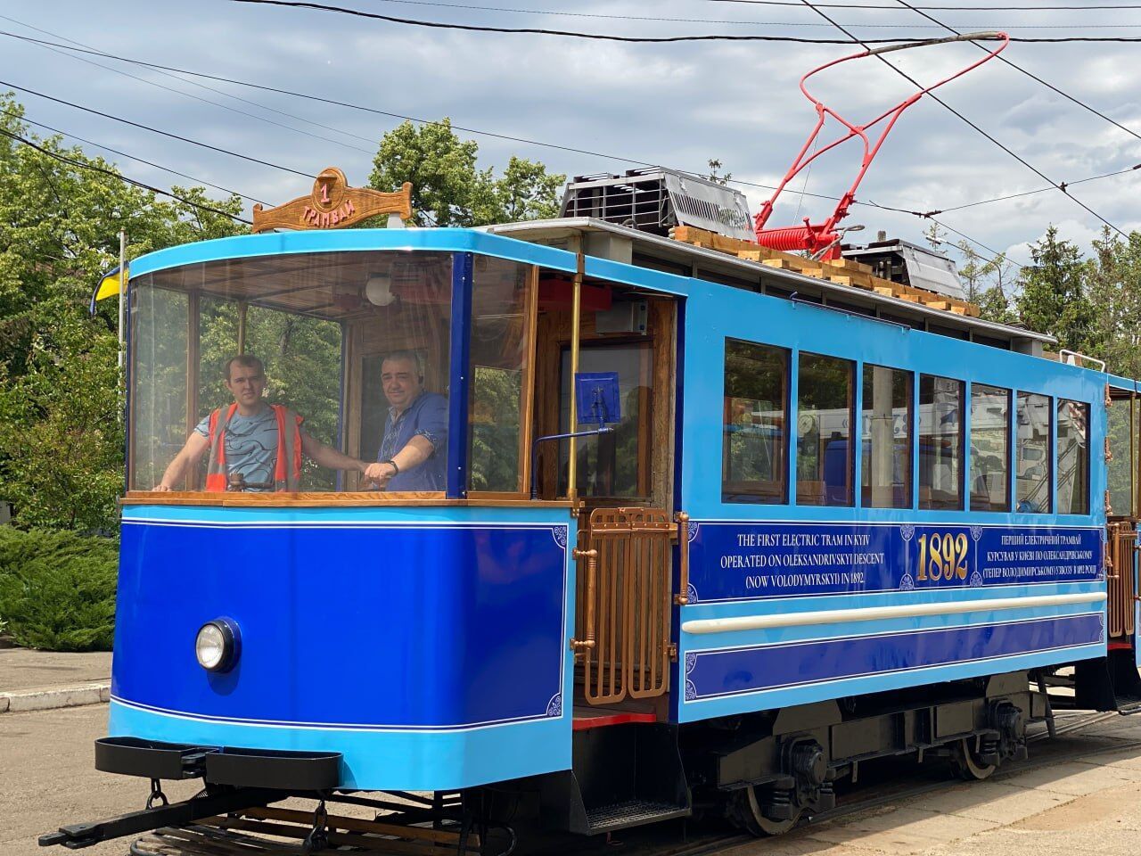 В Киеве запустили экскурсионную поездку на уникальном ретро-трамвае. Подробности и фото