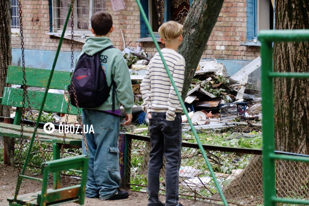 Вибиті вікна та семеро постраждалих: наслідки російської атаки на будинок у Солом’янському районі Києва. Фото а відео