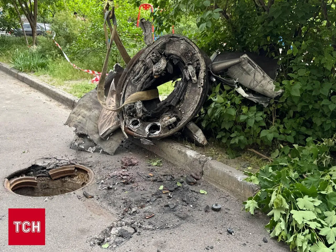 У Києві на Оболоні у двір багатоповерхівки впав уламок російської ракети. Фото