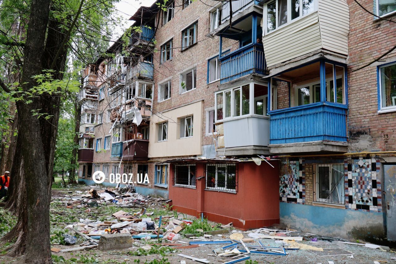 Вибиті вікна та семеро постраждалих: наслідки російської атаки на будинок у Солом’янському районі Києва. Фото а відео