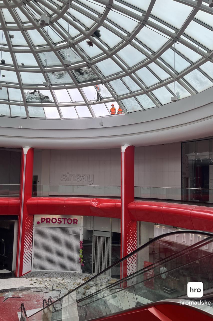 В Киеве в результате ночной атаки пострадал ТРЦ "Блокбастер Молл". Фото и видео
