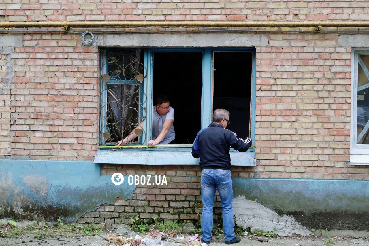Вибиті вікна та семеро постраждалих: наслідки російської атаки на будинок у Солом’янському районі Києва. Фото а відео