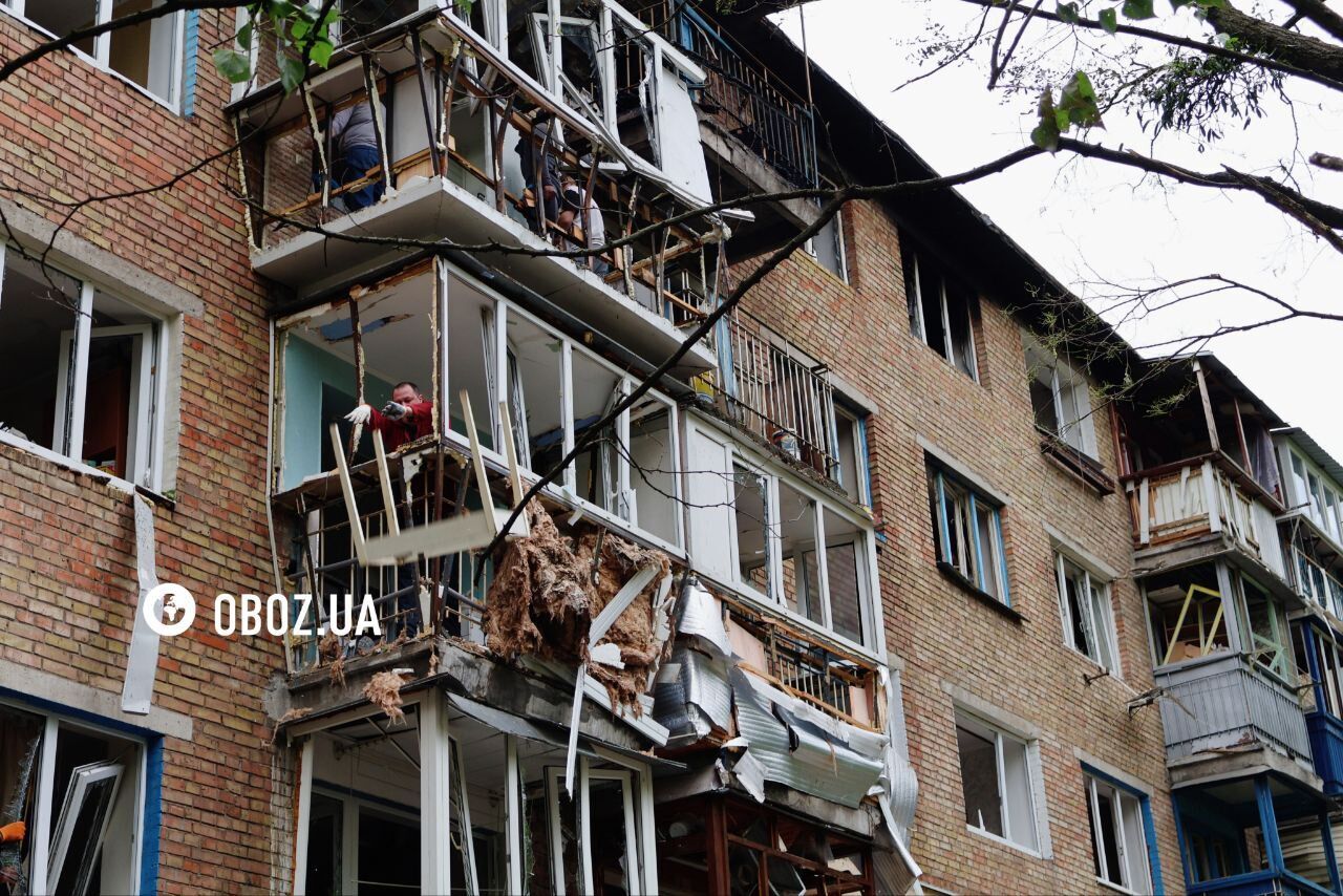 Вибиті вікна та семеро постраждалих: наслідки російської атаки на будинок у Солом’янському районі Києва. Фото а відео