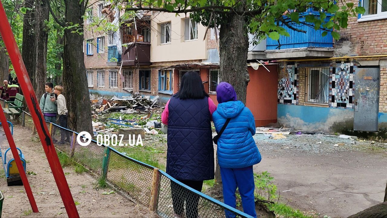 Вибиті вікна та семеро постраждалих: наслідки російської атаки на будинок у Солом’янському районі Києва. Фото а відео