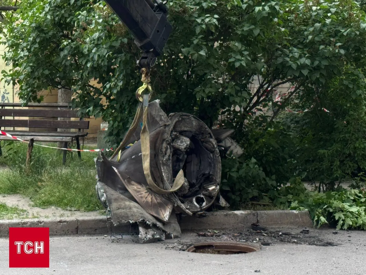 У Києві на Оболоні у двір багатоповерхівки впав уламок російської ракети. Фото