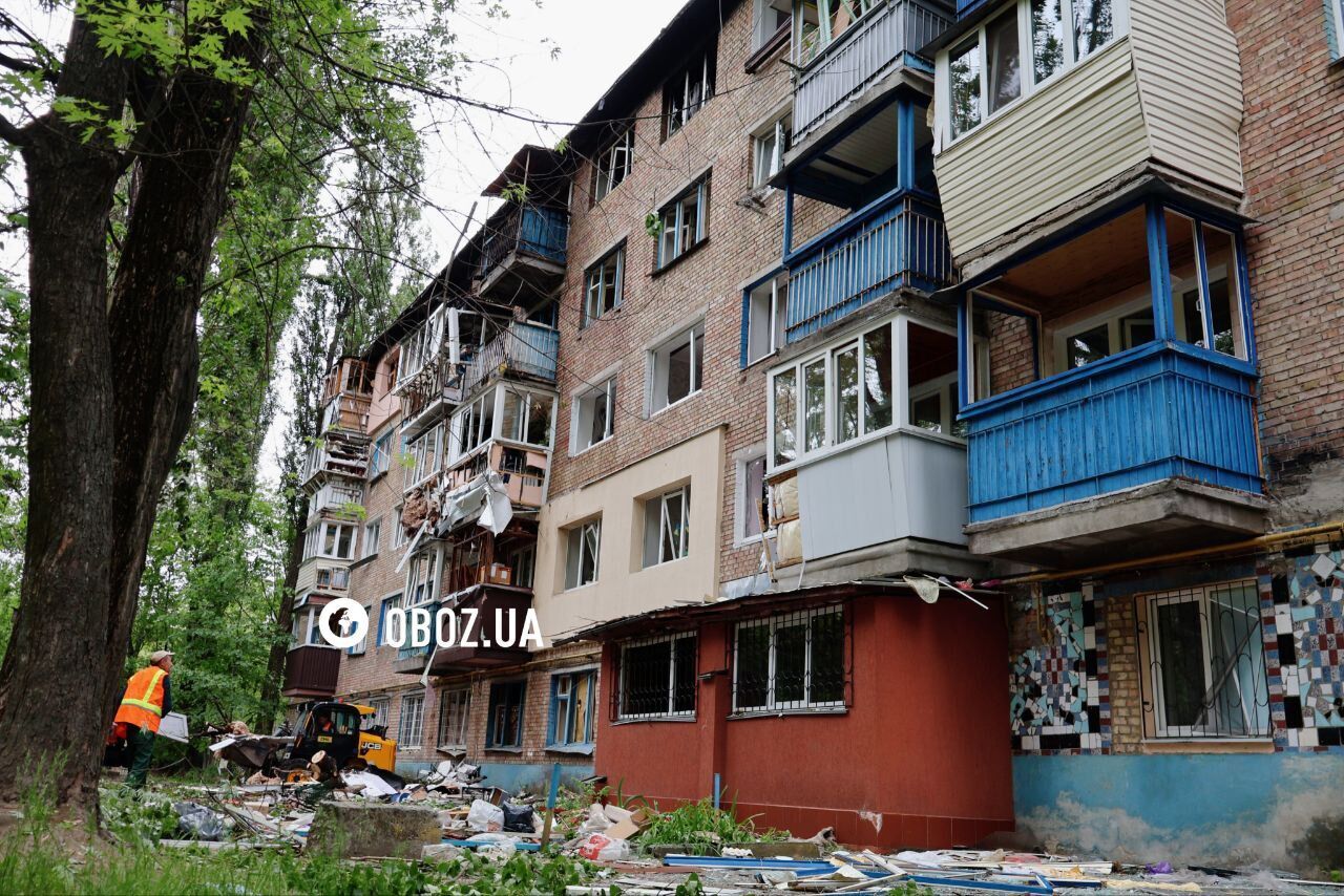 Вибиті вікна та семеро постраждалих: наслідки російської атаки на будинок у Солом’янському районі Києва. Фото а відео