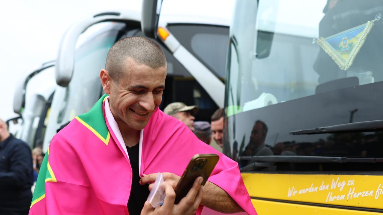 Україна повернула додому ще 303 полонених: всі деталі, фото та відео з третього етапу обміну
