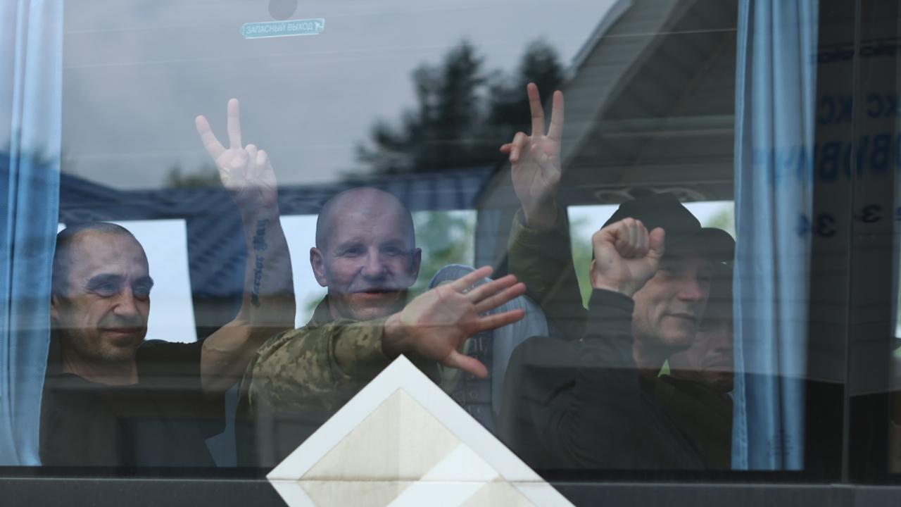 Україна повернула додому ще 303 полонених: всі деталі, фото та відео з третього етапу обміну
