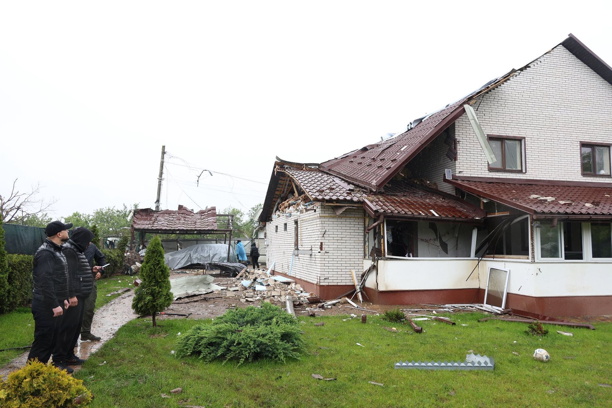 Під час нічної атаки на Київщину загинуло четверо людей: фото й відео наслідків руйнувань