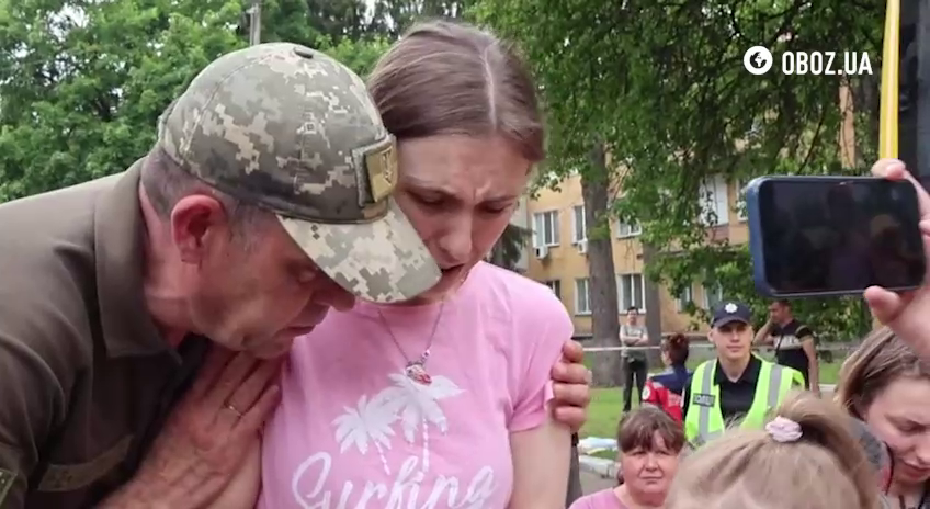"Ти витримав!" Дружина та дочка зі сльозами та обіймами зустріли захисника України з полону. Відео