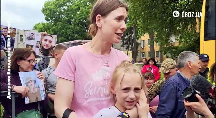 "Ти витримав!" Дружина та дочка зі сльозами та обіймами зустріли захисника України з полону. Відео