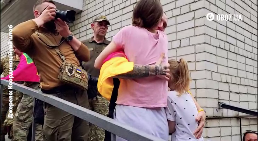 "Ти витримав!" Дружина та дочка зі сльозами та обіймами зустріли захисника України з полону. Відео