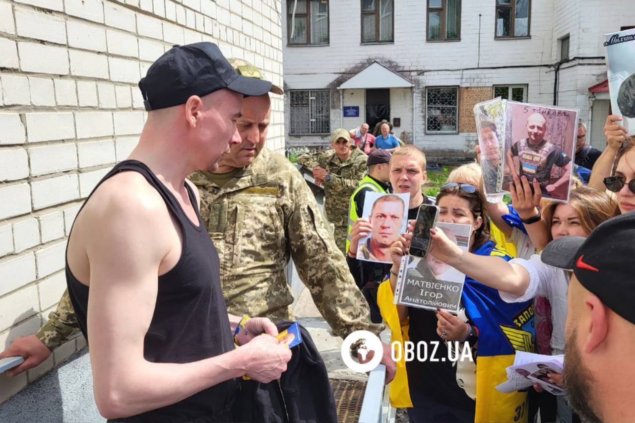 21 місяць чекали з полону: рідні зі сльозами на очах зустріли військового, який воював на Запоріжжі. Відео