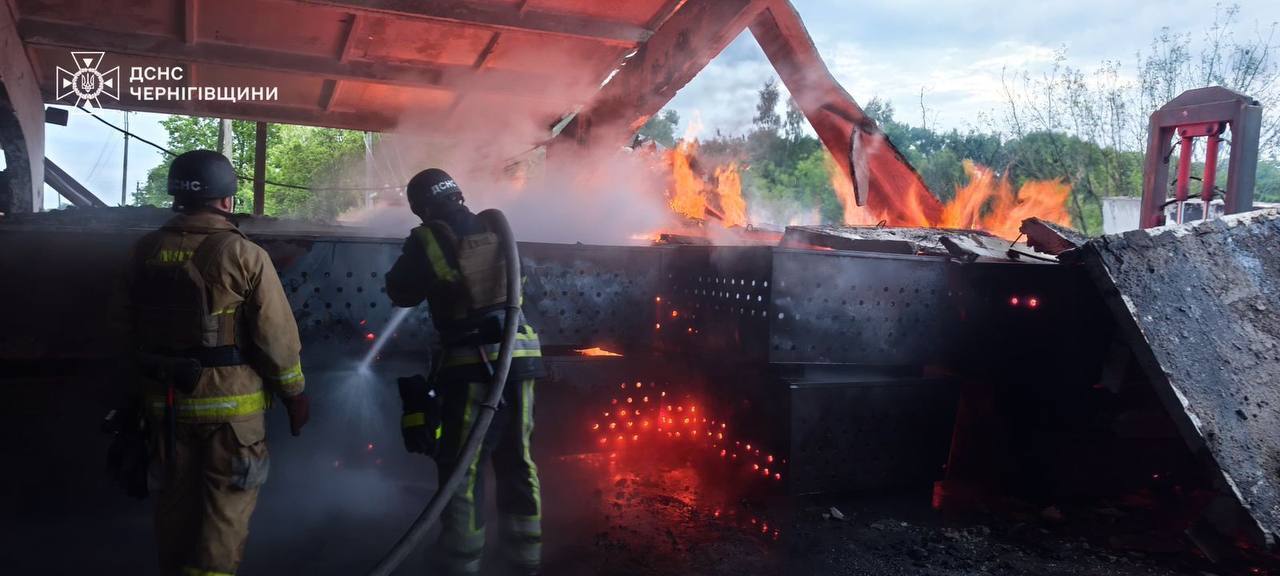 На Чернігівщині через удари армії Росії спалахнули масштабні пожежі. Фото та відео