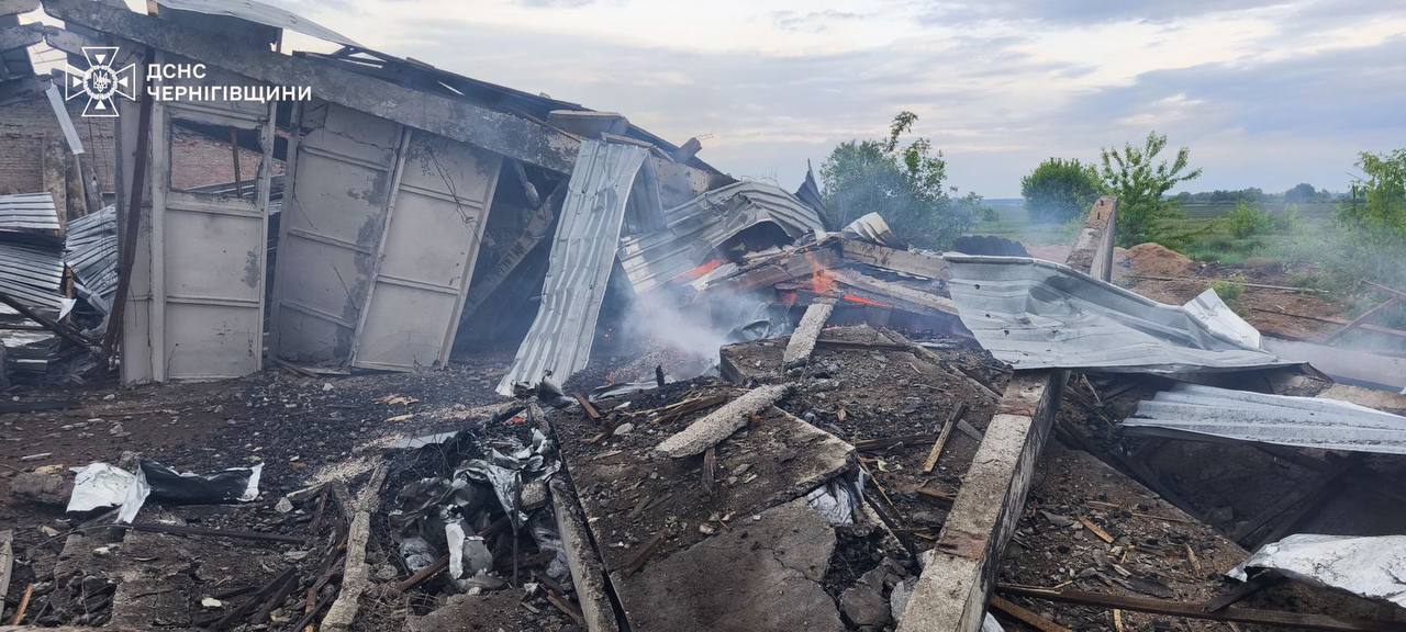 На Чернігівщині через удари армії Росії спалахнули масштабні пожежі. Фото та відео