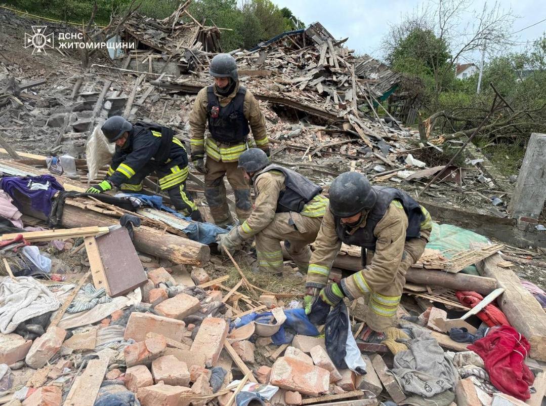 У Житомирській області внаслідок атаки армії Росії загинули троє дітей. Фото з місця