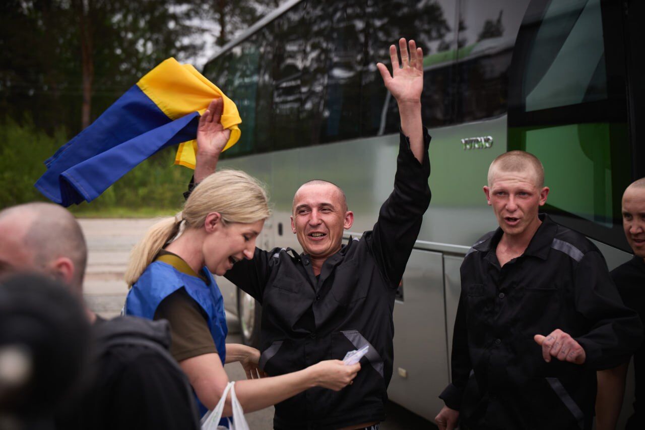 Украина вернула домой еще 303 пленных: все детали, фото и видео с третьего этапа обмена