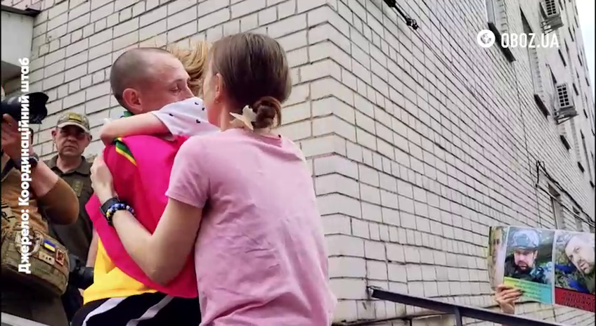 "Ти витримав!" Дружина та дочка зі сльозами та обіймами зустріли захисника України з полону. Відео