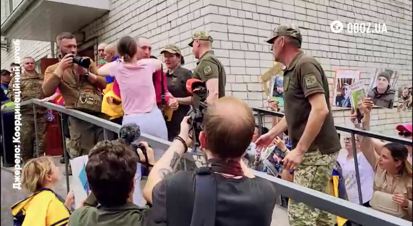"Ти витримав!" Дружина та дочка зі сльозами та обіймами зустріли захисника України з полону. Відео