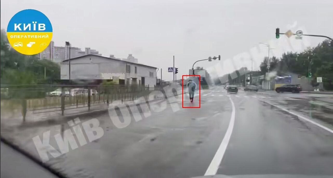 В Киеве на Троещине мужчина во время дождя гонял на электросамокате по встречной полосе. Видео