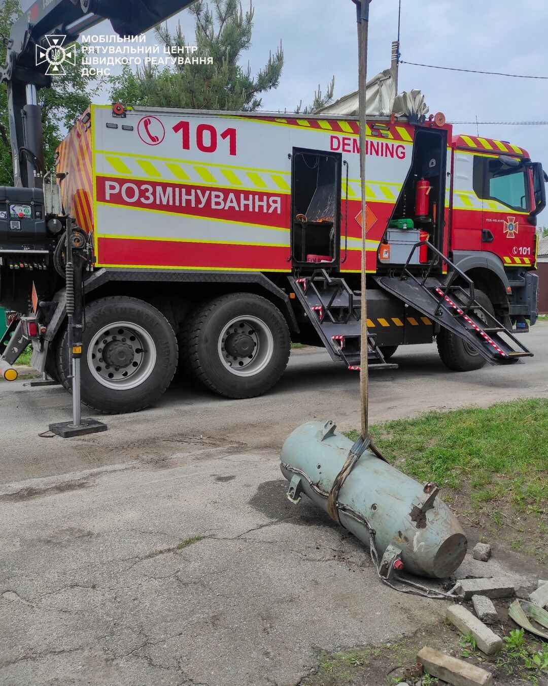 На Київщині на подвір’ї приватного будинку знайшли бойову частину російської ракети Х-101. Фото