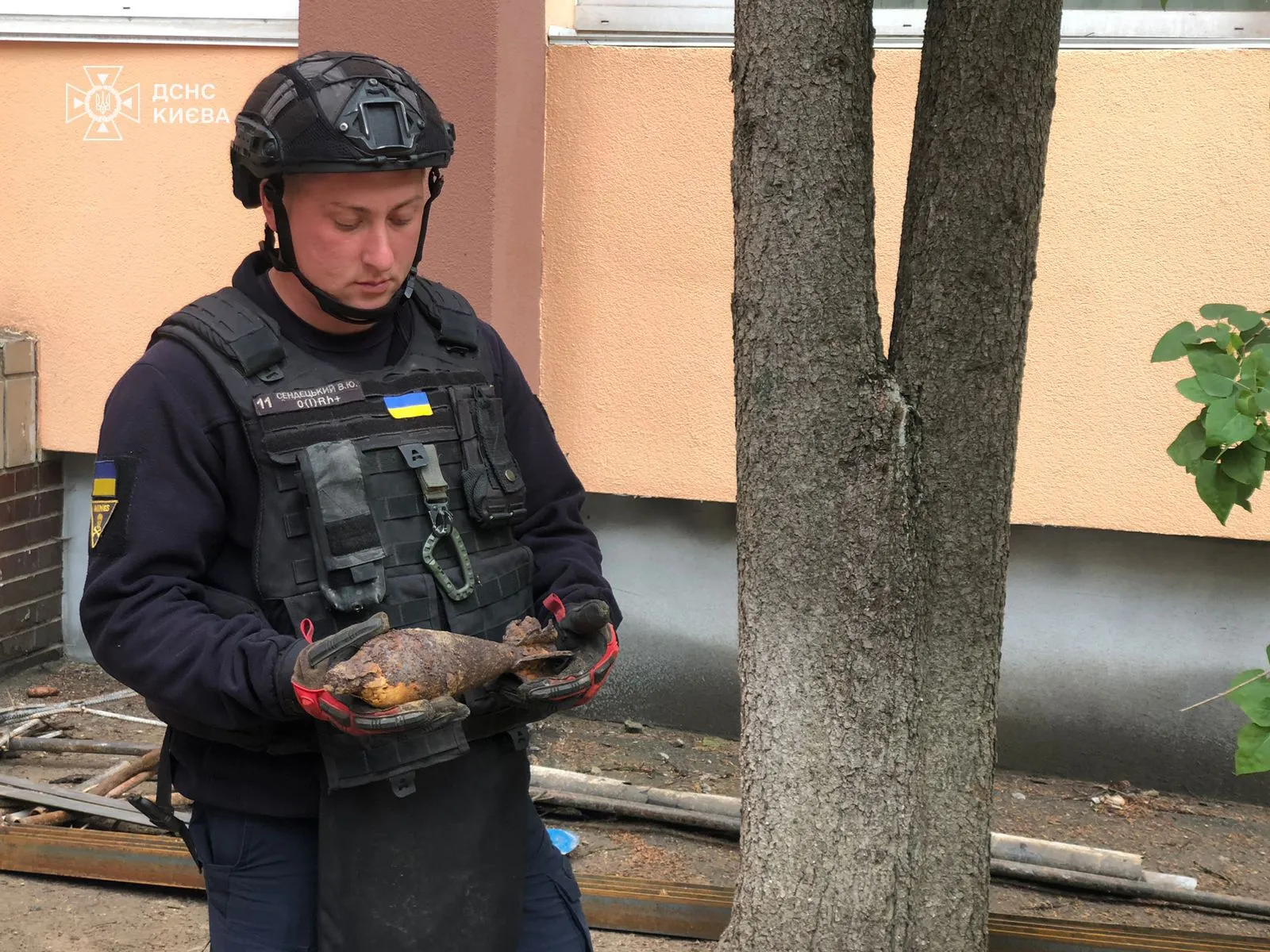 У Києві на території дитячого садочка знайшли міну. Подробиці та фото