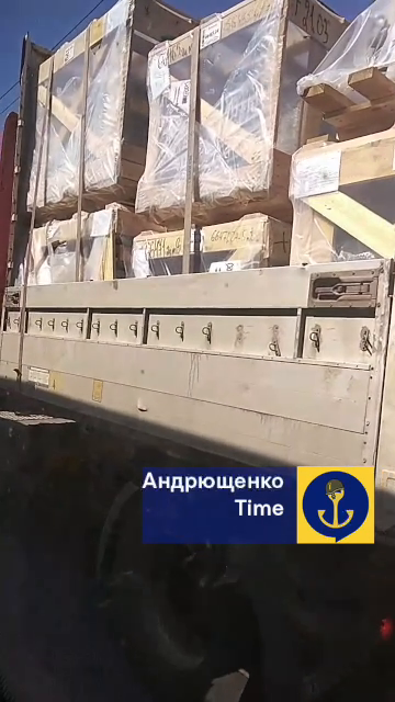 Окупанти почали перевозити нові військові автомобілі у розібраному стані: в мережі назвали причину. Фото і відео