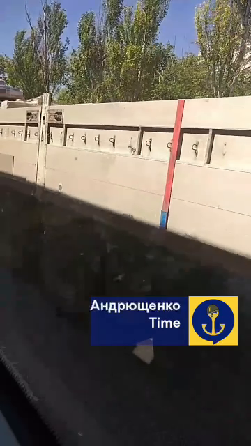 Окупанти почали перевозити нові військові автомобілі у розібраному стані: в мережі назвали причину. Фото і відео