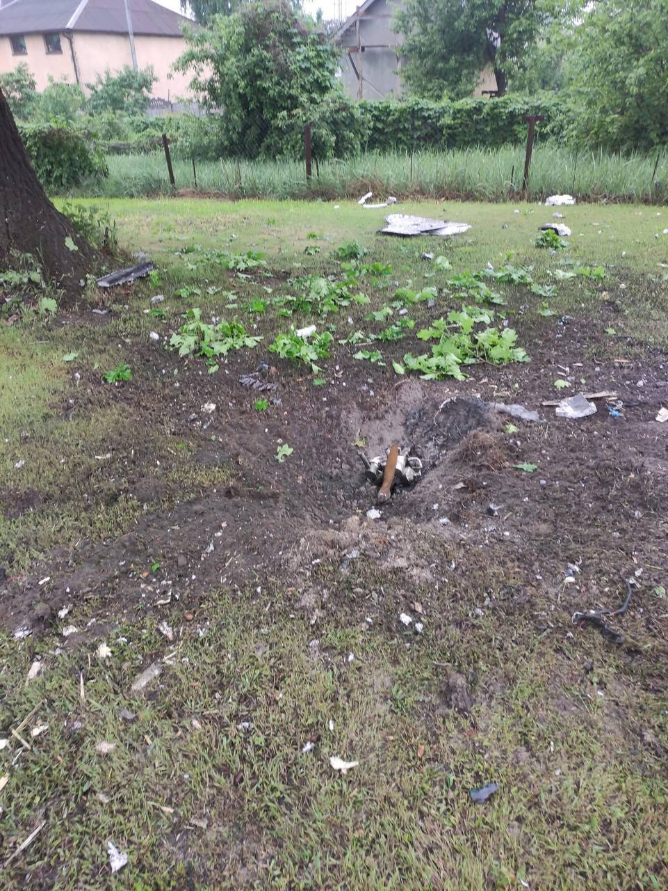 На Київщині двигун збитого "Шахеда" впав посеред приватних будинків. Фото та відео