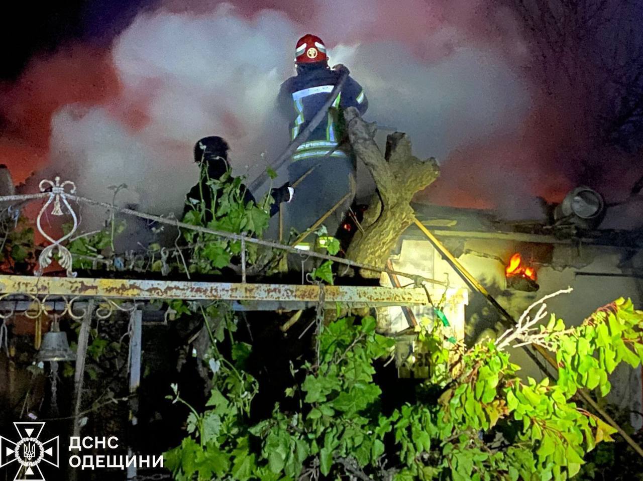 Окупанти атакували Одещину, є прильоти: стались пожежі і руйнування, постраждав підліток. Фото