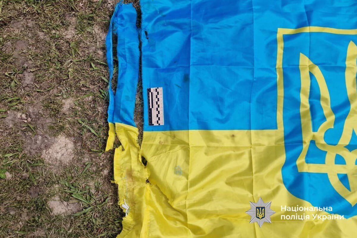 Викрали флагшток та пошкодили прапор України: на Черкащині вчинили наругу над могилою військового. Фото