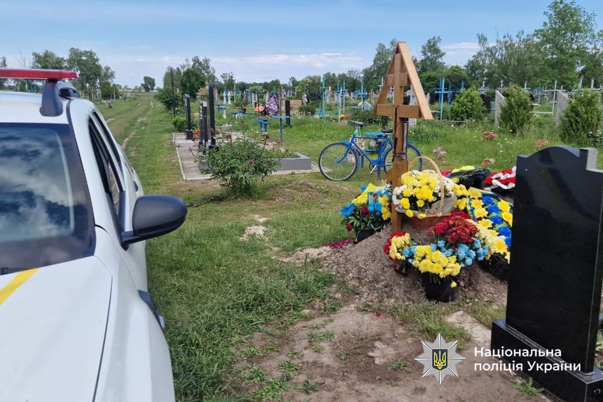 Викрали флагшток та пошкодили прапор України: на Черкащині вчинили наругу над могилою військового. Фото