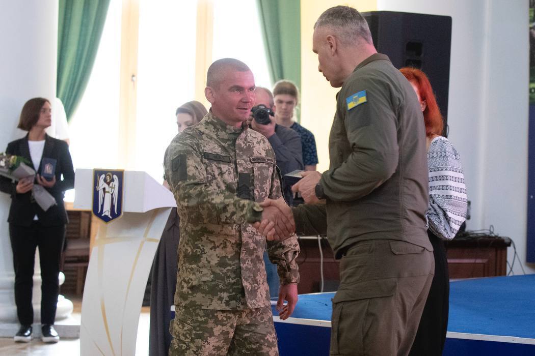 Кличко нагородив військових та волонтерів до Дня Героїв України. Фото