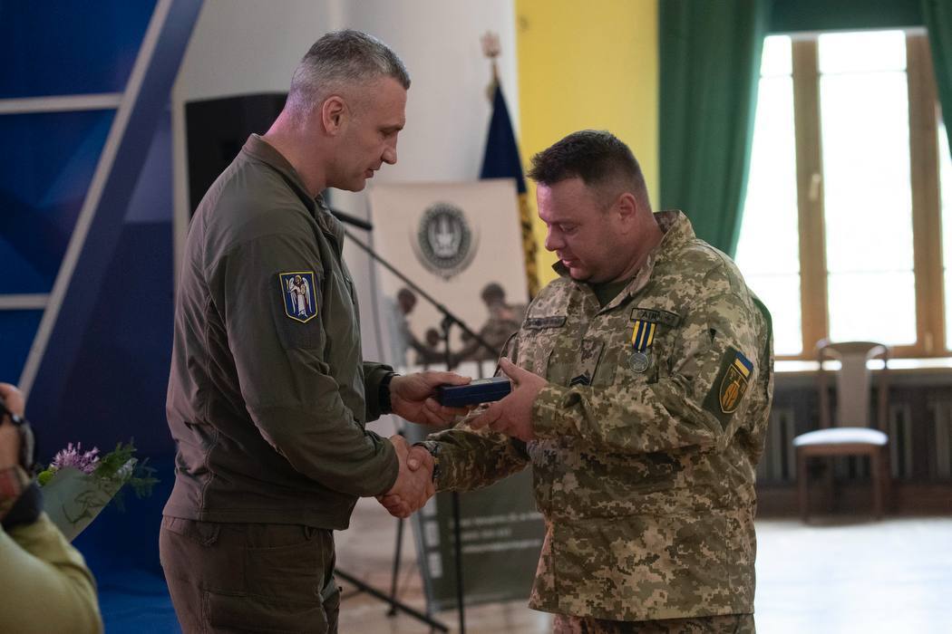 Кличко нагородив військових та волонтерів до Дня Героїв України. Фото