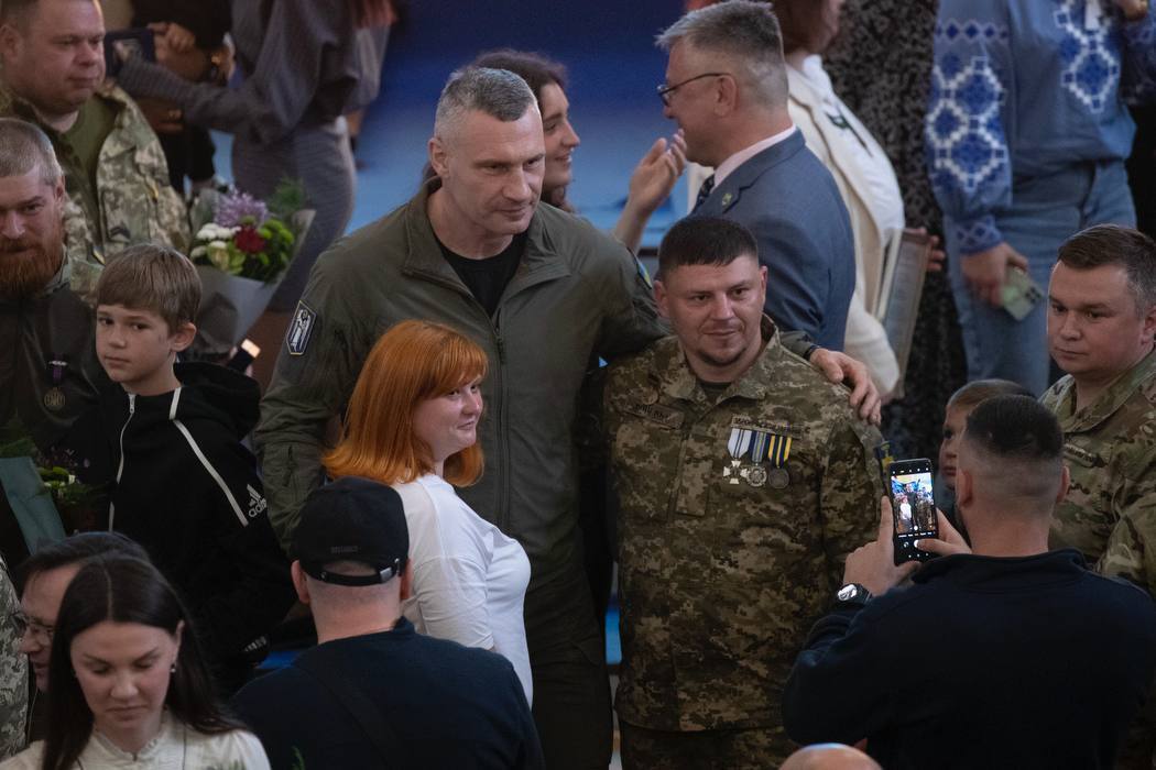 Кличко нагородив військових та волонтерів до Дня Героїв України. Фото