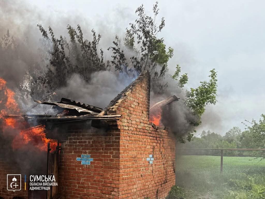 Росія обстріляла село на Сумщині касетним боєприпасом: загинула жінка, є руйнування. Фото та відео