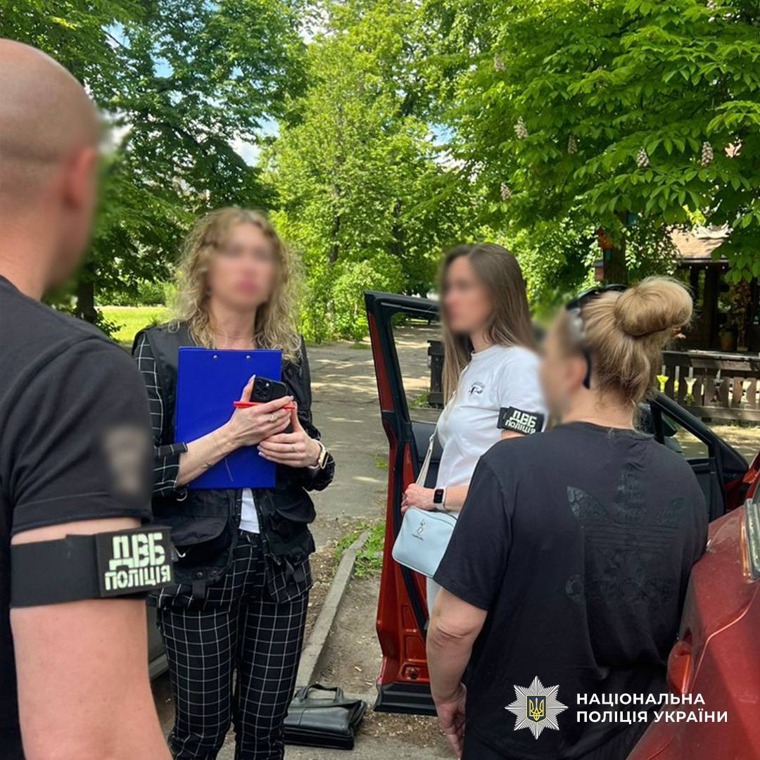 За $4 тис. обіцяла зняти військовозобов’язаного з розшуку ТЦК: у Києві затримали зловмисницю. Фото та подробиці