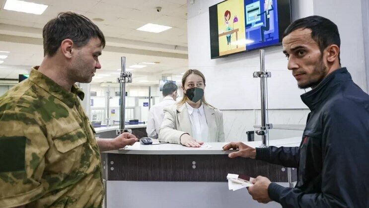 Замість кращого життя – "вантаж 200": у Росії активізувався вилов мігрантів для відправлення на війну в Україні